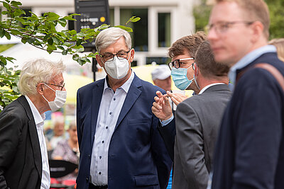 Der Architekt Eckhard Feddersen mit dem ehemaligen Vorstandsvorsitzenden der Stiftung, Wilfried Brexel. 