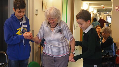 Frau Michaelis beim Absolvieren<br />
des Wahrnehmungsparcours