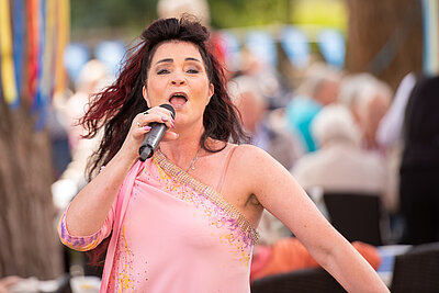 Angela Prescher sorgt mit Andrea Berg Songs für gute Stimmung. 