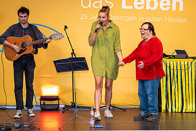 Lisa Nicklisch alias Lisa Who singt mit einer Bewohnerin. 
