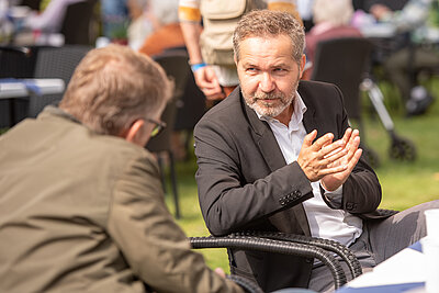 Pankows Bürgermeister Sören Benn zu Besuch auf unserem Sommerfest in der Gürtelstraße 33
