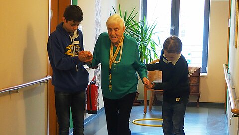 Frau Mundt beim Absolvieren<br />
des Wahrnehmungsparcours